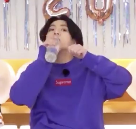 mainpopbaby's tweet photo. jungkooks cute habit of making a fist when he drinks 🥺 https://t.co/svw3gSnAth
