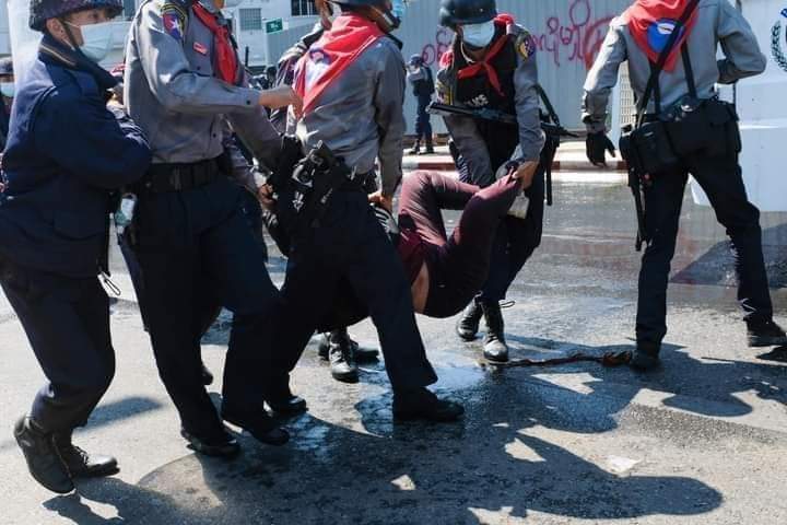 AsteriaJin's tweet photo. Tear gas exploded on
Mandalay 38th Street
A girl is not a policewoman

It's like pulling in the body organs
 As a woman 

I strongly condemn it 🙏
Please stand up, ladies

#MyanmarMilitaryCoup #whatshappeningnowinmyanmar #save_myanmar #CivilUprising #freeaungsansukyi #democracy https://t.co/uo39brlAmj