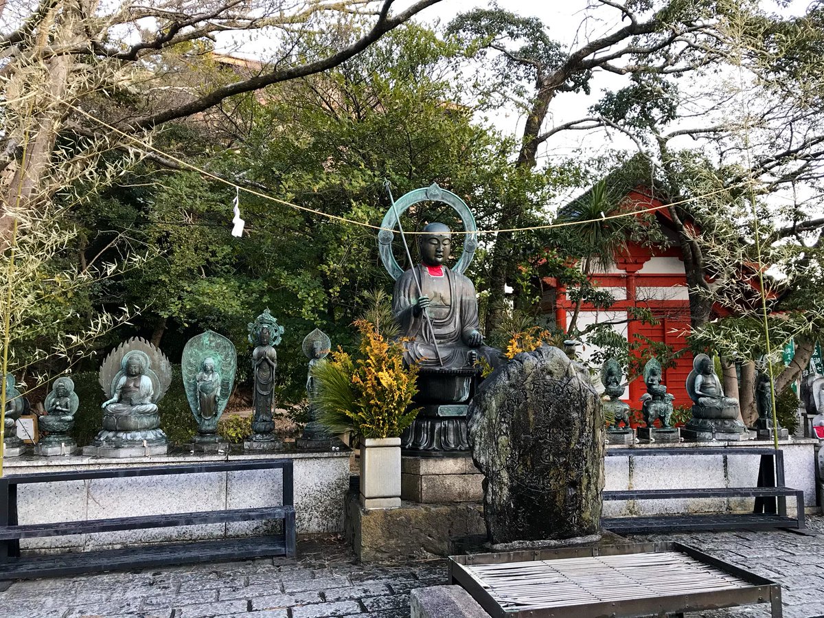 鴨江寺(静岡県浜松市)
高野山真言宗の別格本山
本尊は聖観音
奈良時代、鴨江の長者であった芋堀長者が文武天皇の勅願所として観音堂を建立して欲しいと行基に願ったことが始まりと云われる 