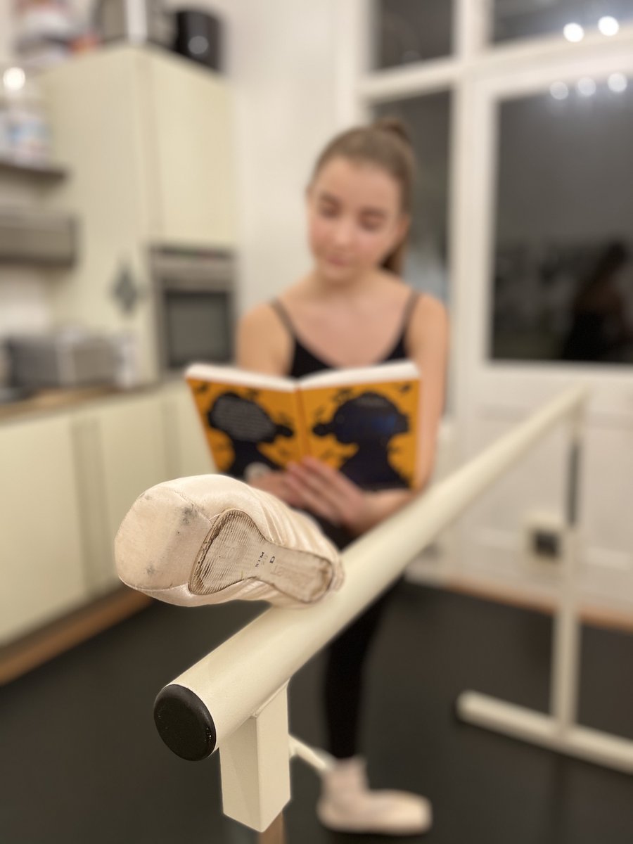 IPSLIB's tweet photo. @IBSTOCKPLACE Head Girl, gymnasts @IPSpastoral & Ella are #Bookfit π
#SplitsAndStories
#PointeAndPages
#WallsitAndWords
#CycleAndScream π¦
What's your #Wellbeing #PerfectCombo?
@Kiran_MH
@TeriTerryWrites
@chickenhsebooks
@HachetteUK
@CILIPSLG
#MentalHealth ππ΄ https://t.co/EBCIuI4X10