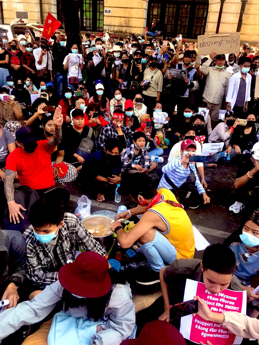 🇲🇲Protesting the Burmese Way 🇲🇲
#Myanmar protesters cook and eat Chicken Curry during protest against military coup 
#Coup9Feb 
#WhatsHappeningInMyanmar