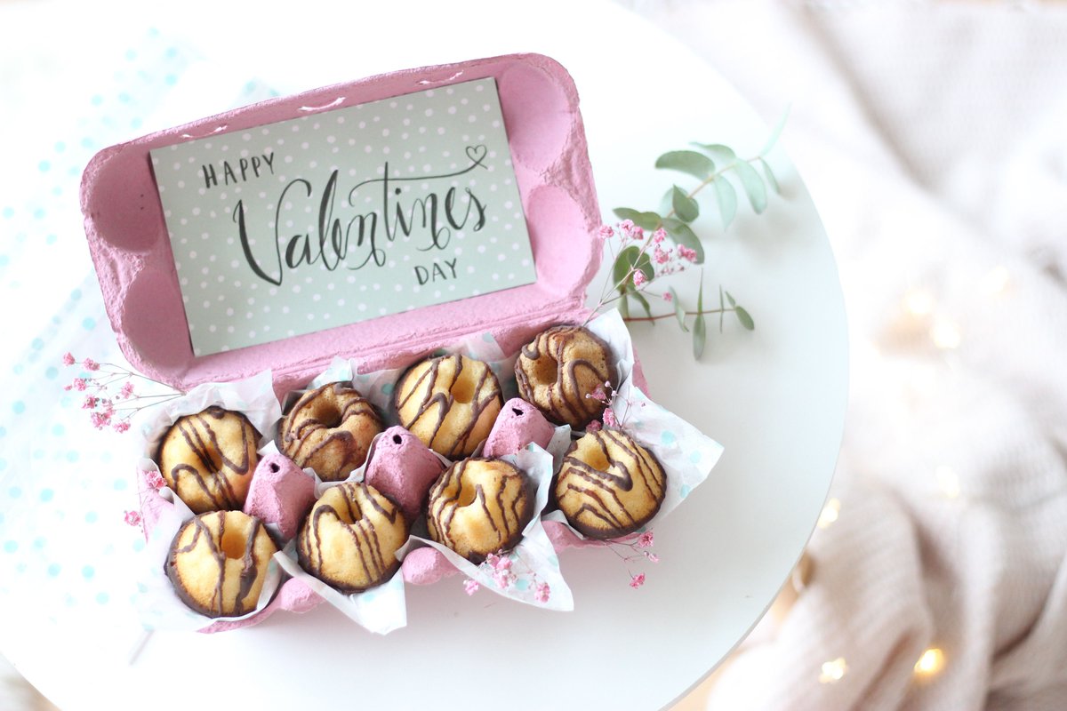 DrOetkerDE's tweet photo. Sag's mit #MySweetTable ❤️🥰 Unsere Mini-Küchlein sind eine wunderbare Überraschung für eure Liebsten am #Valentinstag. Einfach mit Zuckerschrift liebevolle Botschaften auf das Kuchenkonfekt schreiben und hübsch verpacken oder direkt servieren. 🎁😊 https://t.co/EPtzaNWPOU https://t.co/qSDATYN9VX