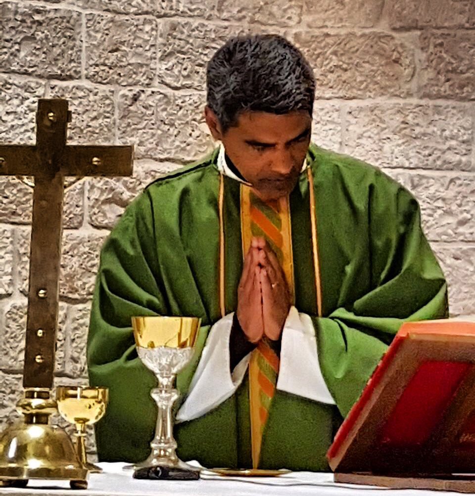 padreevandrocn's tweet photo. Hoje acompanhe a santa missa que irei presidir no Santuário do Pai das Misericórdias ao meio-dia pela TV Canção Nova.
#cancaonova #tvcancaonova #live #life #love #parahoje #pravoce #foryou #prahoje #MCBamBam_BDARedCarpet #SantaCruz #amor https://t.co/t6JsfudRd3