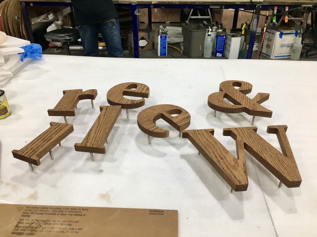 ArtDisplay_Co's tweet photo. Wood is 50% carbon, 42% oxygen, 6% hydrogen, 1% nitrogen. That’s what I call chemis-tree 🎨 

#artdisplaycompany #sign #signage #signshop #since1947 #custom #wood #logo #letters #puns #chemistry #science #punstoppable https://t.co/gNqP8O0e7k