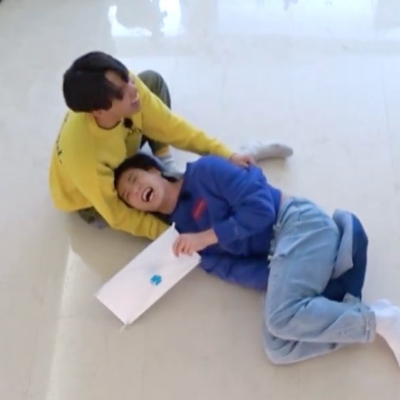 prodK0YA's tweet photo. the safest and happiest in hobi's arms https://t.co/f8MAqjAr6V
