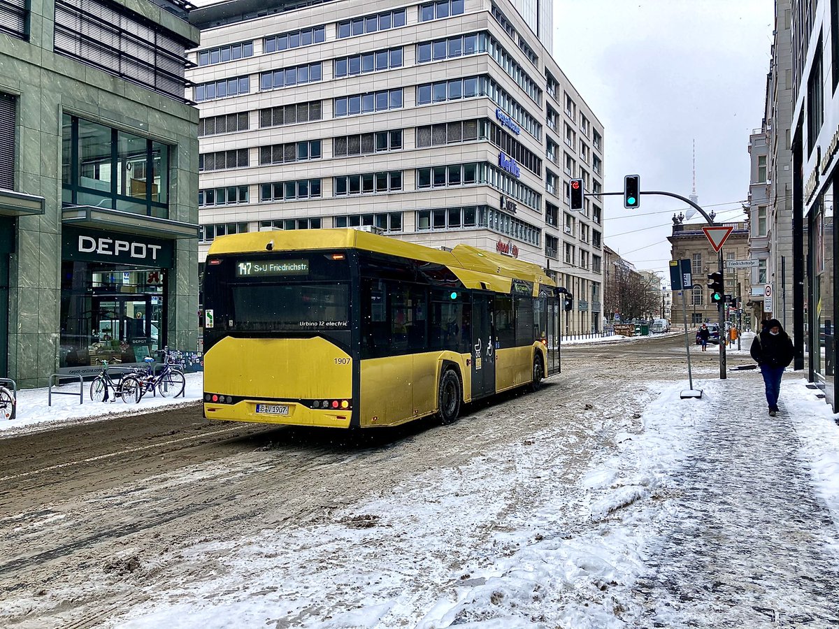 oriolserra's tweet photo. Avui a Berlín els termòmetres arribaran a -16C. A d’altres parts del país ho estan passant molt pitjor. A Nuremberg, l’incendi en una planta elèctrica ha deixat sense calefacció milers de persones, incloent-hi una clínica i dues residències. @324cat @Catinformacio https://t.co/85ElOHRgiF