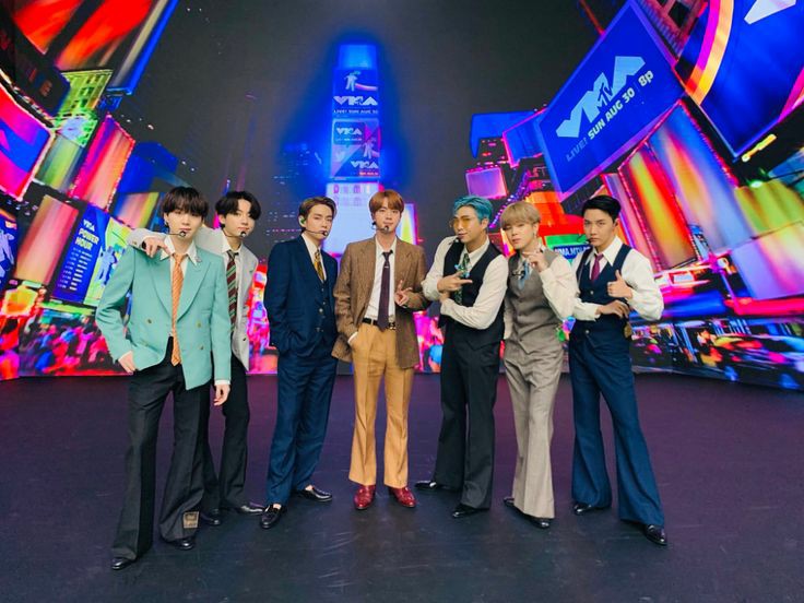 BTSTurkey's tweet photo. [🔔] Dynamite'a oy vermek için bu tweeti retweetleyip #KCA + #VoteDynamite etiketleriyle yorum atabilirsiniz~ https://t.co/9EF9ufot4f