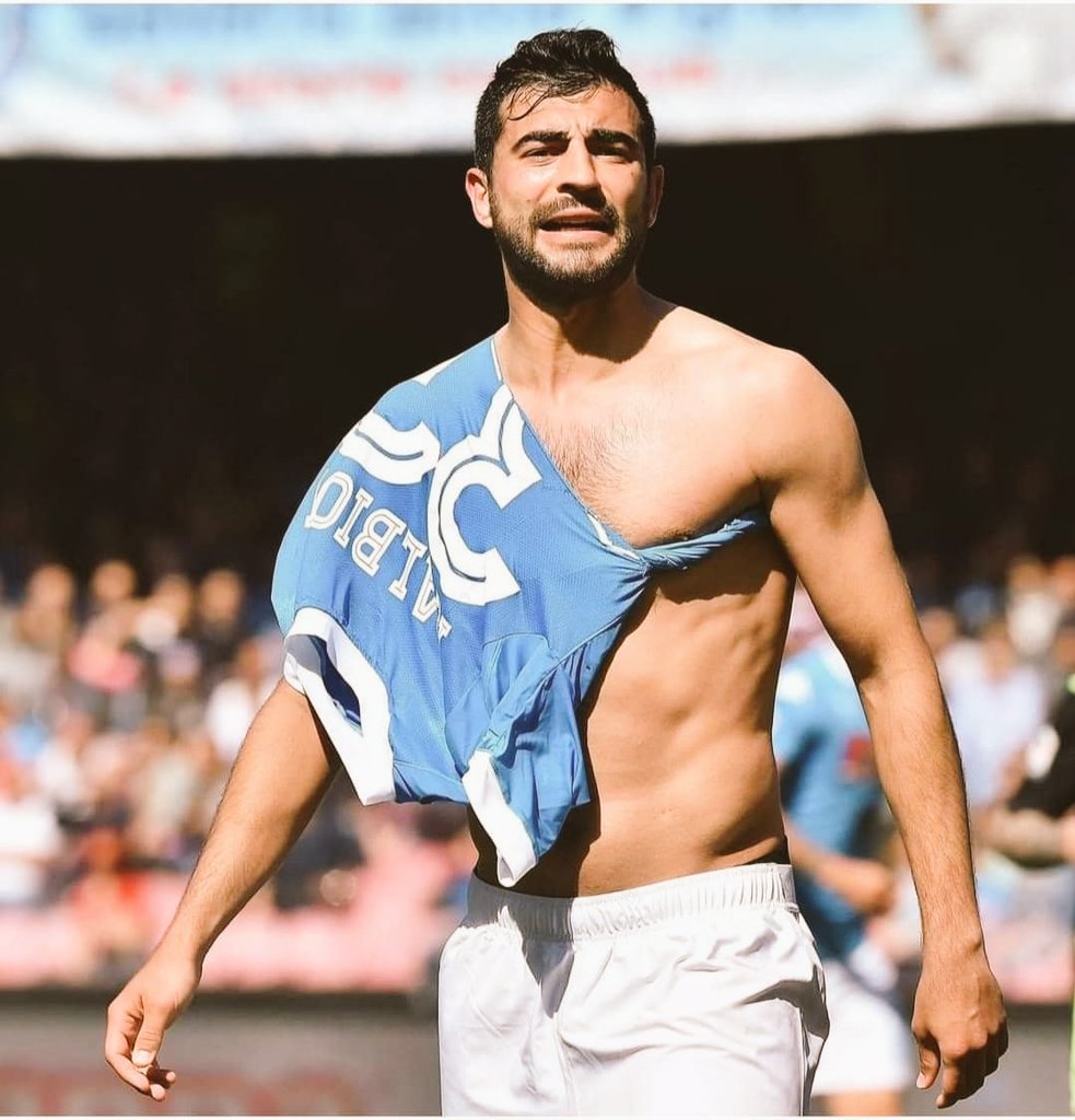 MatteoSorrenti's tweet image. Guardate bene questa foto.

Non era Sergio Ramos ma sapevamo che avrebbe dato l'anima.

Ne abbiamo avuti pochi come lui.
Mai una parola fuori posto.
E non meritava di essere trattato così.
"Se va via mi fa un favore"...

Raul Albiol.
Il Ministro. 💙

#ForzaNapoliSempre