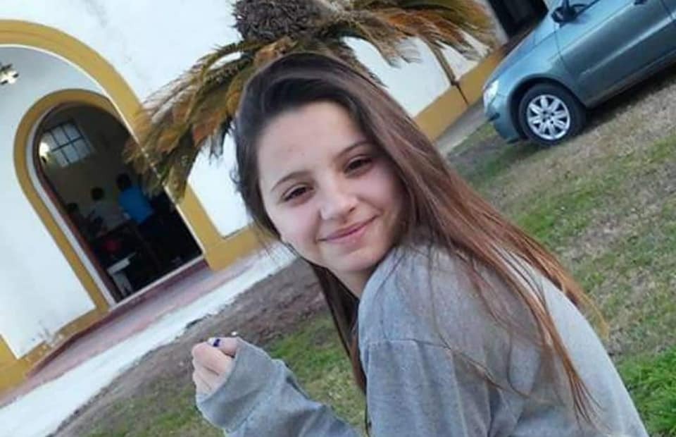 angelitasdeac's tweet photo. Ella era Ursula Bahillo, fue asesinada por su ex novio, subimos esto porque fue parte de nosotras, de este fandom, muchas personas la conocieron, así que muchas fuerzas para sus amigxs y familia, haremos justicia por ursula y por todas las que ya no están🥺
#JusticiaporUrsula https://t.co/X4RI6tEeRN