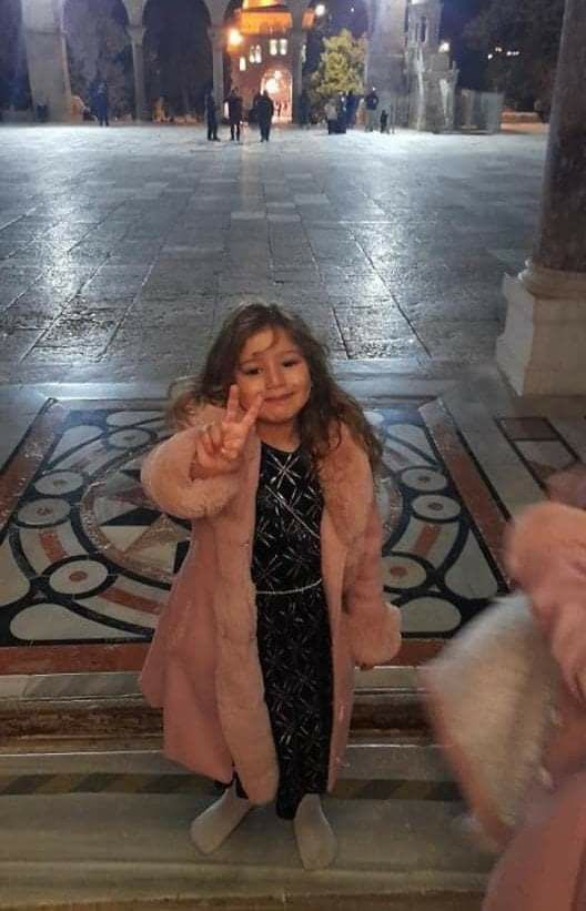 KhalidA79314800's tweet photo. این را برای طرفداران بشریت و حقوق بشر ارسال کنید.

مادر وی سه‌و‌نیم سال می‌شود در زندان‌های اشغالگر اسرائیل بازداشت شده است. او را به مدت 92 روز در سلول انفرادی منزوی کرده اند‌. مریم، دختر اسیر فدوه حماده، در حال بازدید از مسجدألاقصٰی و از آغوش مادرش از ماه های اول محروم شده است. https://t.co/bY7gzL0ea8
