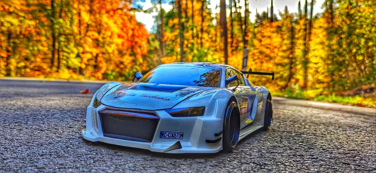 RCoustom's tweet photo. Ein bisschen Farbe in die graue Welt bringen. Dieser geile #audir8  gehört der hübschen @JuliaExclusiv 
.
.
#Audi #tuning #carporn https://t.co/mNaZcaBxGl