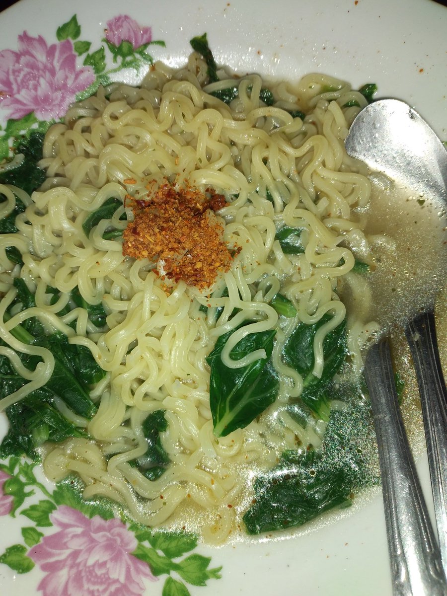 Ardy95442002's tweet photo. Jangan lupa makan 
#hujanhujanenaknya 
#hujan 
#dingin 
#cocok 
#indomi https://t.co/M1tC5eYw1L