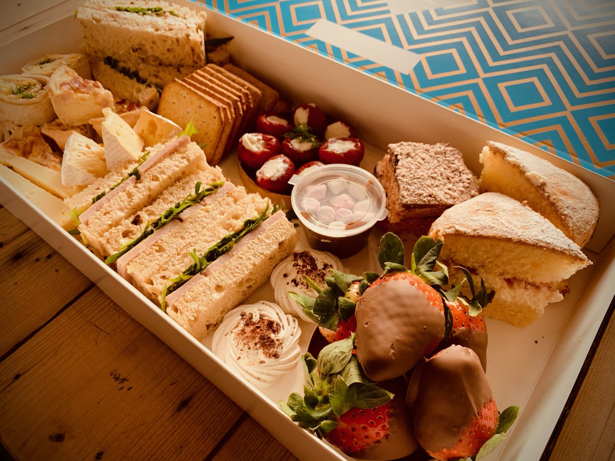 lovelyloaf's tweet photo. Decorated with a collection of savoury and sweet little snacks, and freshly made with love for you this Sunday.  

Why not complete it with everybody’s favourite sparkling white wine? 

Get your Loaf Valentine’s Treat Box at https://t.co/okj1H40WRd. https://t.co/Wrf4cDQzQa