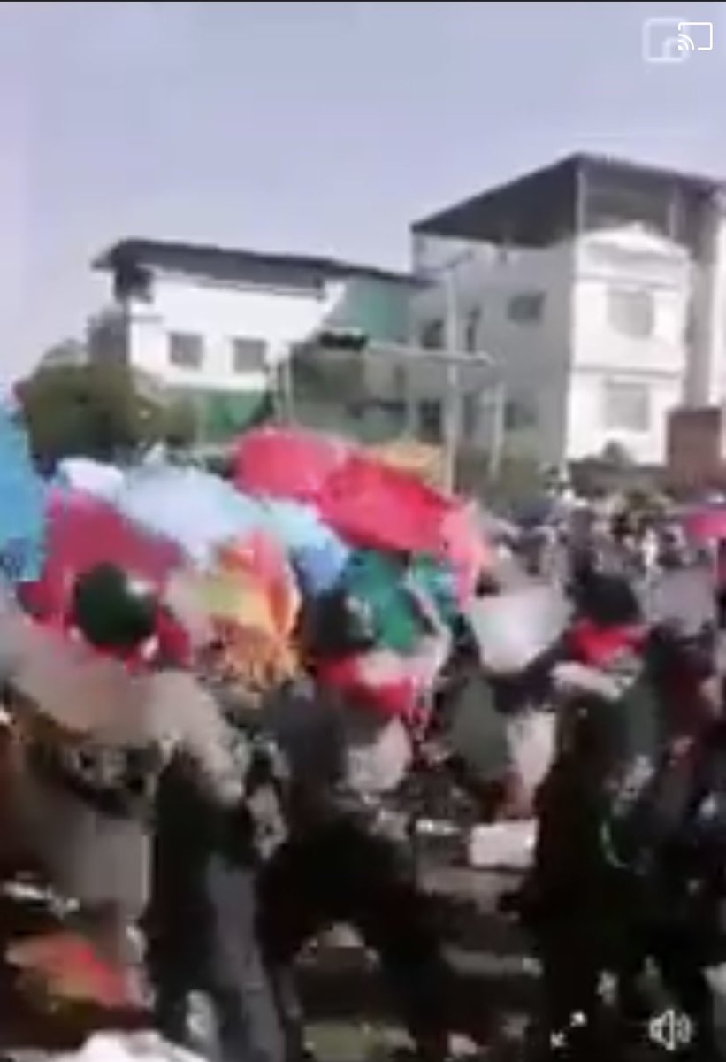 Htet Htet Nu Htay ミャンマー各地でクーデター反対デモが行われた ヤンゴンでは武力鎮圧がまだないのですが地方都市では警察隊は平和的にデモ行進している人々を武力鎮圧してる様子がライブ配信で見れた Myanmarmilitarycoup ミャンマー軍事クーデター