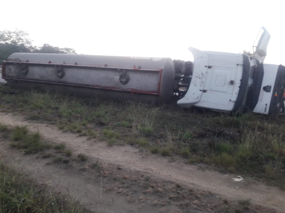 Heberlizeth's tweet photo. #9Feb Gandola cargada de combustible volcó en la autopista sur, vía Campo Carabobo, cerca de Barrera. Se dirigía hacia Tinaquillo donde surtiría tres estaciones de servicio. Aparentemente hay derrame de gasolina en la vía. #Precaución #Carabobo https://t.co/6UJGBVmwas