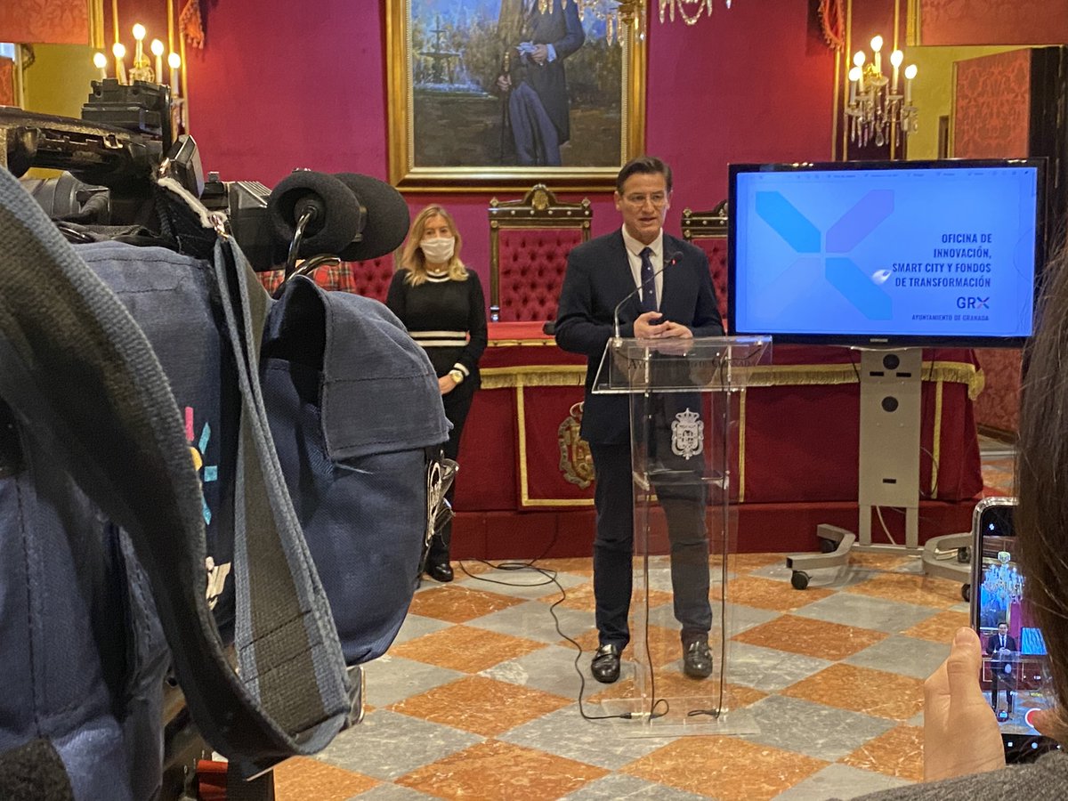 LuisSalvador's tweet photo. Hemos presentado la nueva Oficina de Innovación, Smart City y Fondos de Transformación que dotará al @aytogr de una estrategia transversal para generar grandes oportunidades para #Granada en materia de modernización. #GRXHumanTech https://t.co/g2Cu9wQCPP