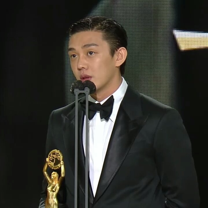 YAIphilippines's tweet photo. All hail! 👑
#YooAhIn won Best Actor at 41st Blue Dragon Film Awards! 🎉

#유아인 #YooAhIn #UhmHongSik #HongSick #YAIPHFC #YAIPhilippines #YooAhInForBestActor https://t.co/zzQNagXYqn