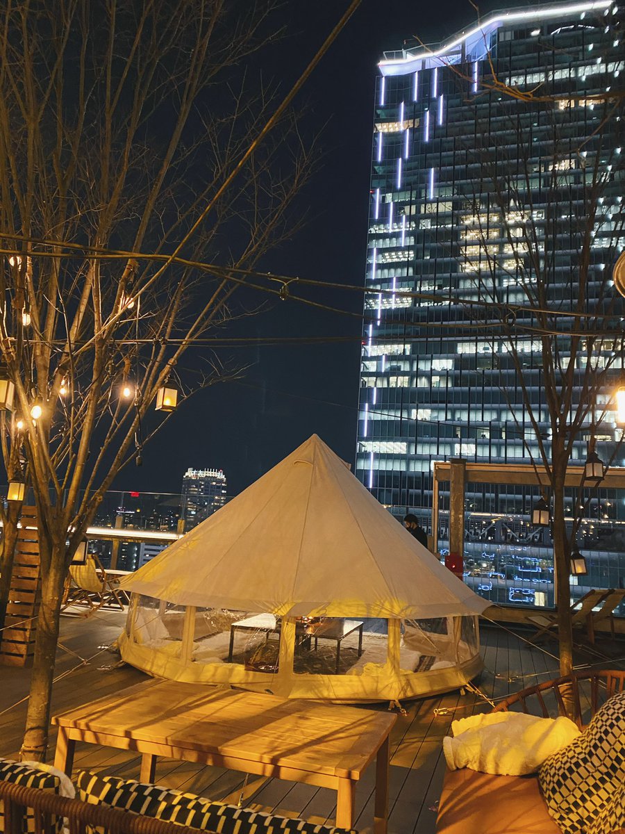 riinut's tweet photo. 密を避けられる、都会のグランピングin渋谷

まさかの渋谷駅直結で、こんな場所があったなんて…！という場所。
ルーフトップだからオープンエアでいろんなことに配慮されてました。火鍋また美味しかったからまた行きたい…！ https://t.co/Whh0mKCaqY
