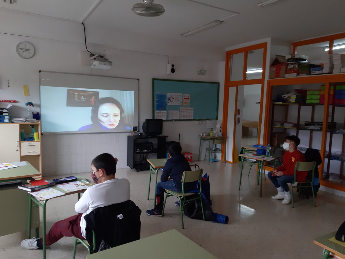 NievesSRozas's tweet photo. Intensa mañana en todas las aulas de #Primaria del CEIP @LaCalaEPlus #Benidorm participando en talleres físicos y virtuales del #DíaDeInternetSegura #SID2021 del @INCIBE #IS4K Gracias @yocomu #Cibercooperante🔝 @eTwinning_es #eTwinningSchool https://t.co/6uedDECs7Z