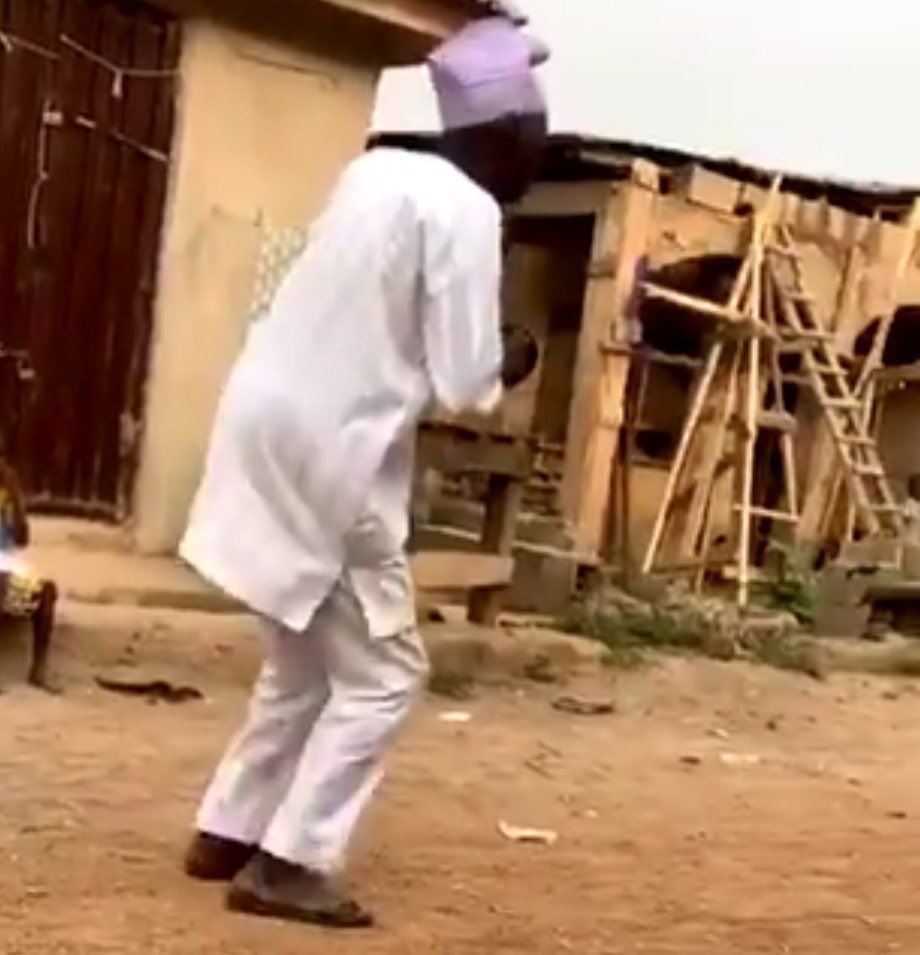 _justYUNG_'s tweet photo. Nigerians when their phone gets stolen;

No be the phone pain me oh na just the Sim card https://t.co/dTyw2vMKBg