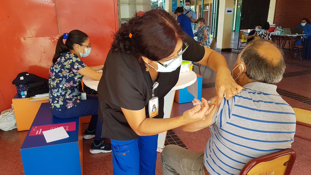 Con todas las medidas de resguardo y evitando aglomeraciones, funcionarios <a href="/saludcormun/">saludcormun</a> continúan intenso proceso de vacunación Covid 19 a nuestros adultos mayores en diferentes sectores de #Rancagua, totalizando al inicio esta jornada 6.193 personas inoculadas. Cc: <a href="/alcaldesoto/">Credes</a>