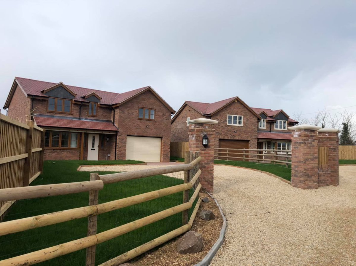 PROFILE_22's tweet image. We could look at Optima Sculptured #windows, all day every day!🏘️⏰👀

County Windows and Conservatories have installed a mixture of cream and golden oak #Optima Sculptured windows in these 2 #newbuild properties in Callow End, Worcestershire.

We love the astragal bar details!👌🏼