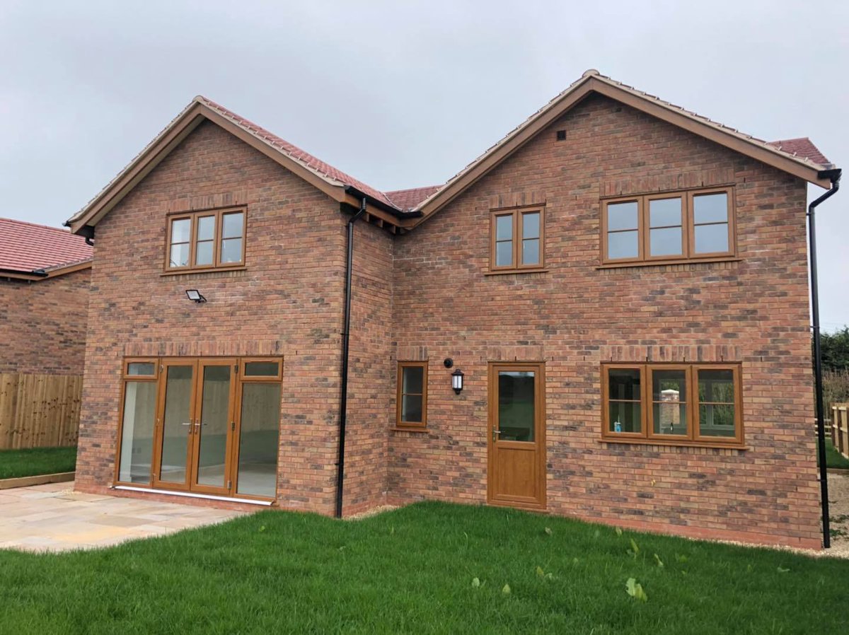 PROFILE_22's tweet image. We could look at Optima Sculptured #windows, all day every day!🏘️⏰👀

County Windows and Conservatories have installed a mixture of cream and golden oak #Optima Sculptured windows in these 2 #newbuild properties in Callow End, Worcestershire.

We love the astragal bar details!👌🏼