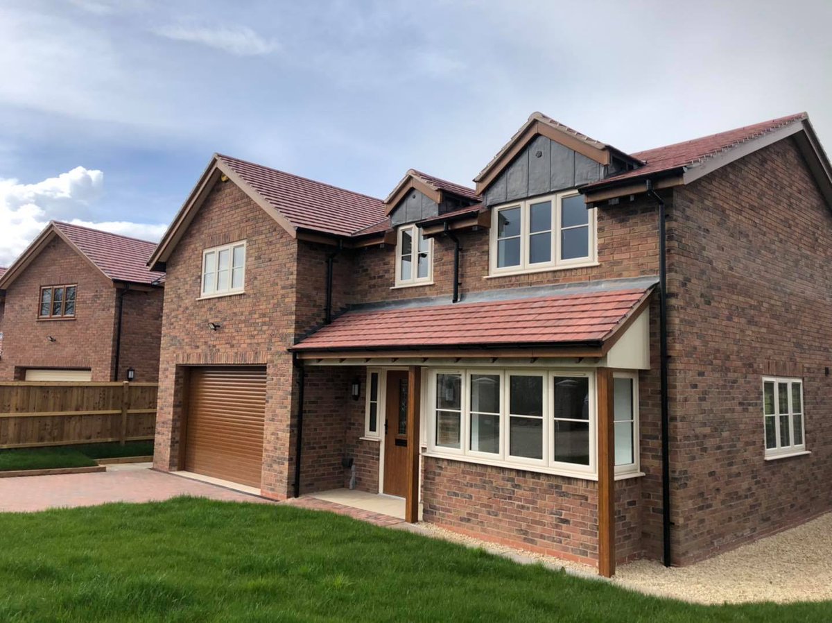 PROFILE_22's tweet image. We could look at Optima Sculptured #windows, all day every day!🏘️⏰👀

County Windows and Conservatories have installed a mixture of cream and golden oak #Optima Sculptured windows in these 2 #newbuild properties in Callow End, Worcestershire.

We love the astragal bar details!👌🏼