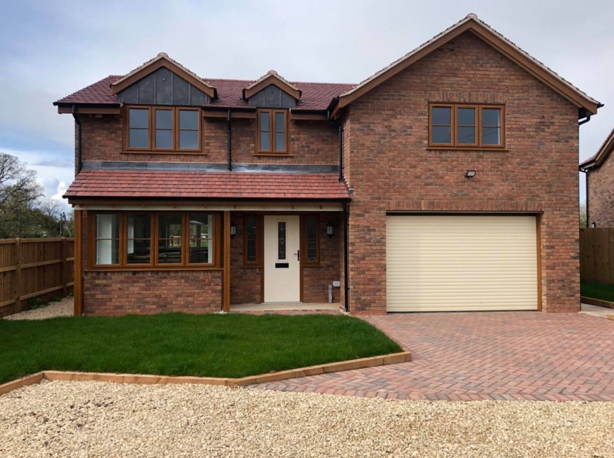PROFILE_22's tweet image. We could look at Optima Sculptured #windows, all day every day!🏘️⏰👀

County Windows and Conservatories have installed a mixture of cream and golden oak #Optima Sculptured windows in these 2 #newbuild properties in Callow End, Worcestershire.

We love the astragal bar details!👌🏼