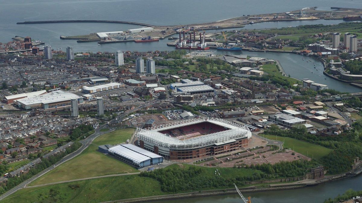 1. CIDADES : A Coruña e Sunderland son dúas cidades que teñen varias cousas en común: a costa, o Norte, a población e o cristal. En canto a esto último, Sunderland é nacionalmente conocido pola fabricación de cristal e a Coruña é conocida como a "Cidade de Cristal".