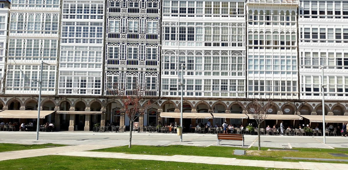 1. CIDADES : A Coruña e Sunderland son dúas cidades que teñen varias cousas en común: a costa, o Norte, a población e o cristal. En canto a esto último, Sunderland é nacionalmente conocido pola fabricación de cristal e a Coruña é conocida como a "Cidade de Cristal".