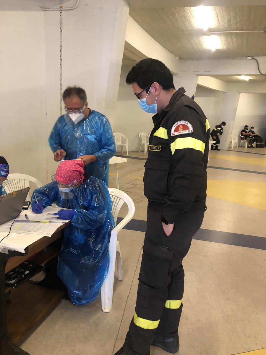 Hoy iniciamos la vacunación de nuestro personal crítico, cuarteleros y radio operadores de nuestra central de alarmas. 

Serán más de 400 los bomberos que en los próximos días se inocularan.

Agradecemos a <a href="/munitalcahuano/">MuniTalcahuano</a> por hacernos parte de manera prioritaria en este proceso.