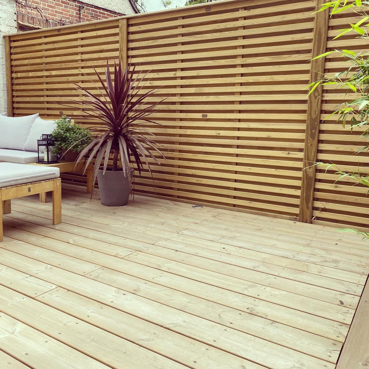 The beautiful Venetian Hit &amp; Miss panels we installed to complement this lovely garden🏡now a perfect spot for some alfresco dining 🦞 Get in touch to get your fence#summerready 🤌🏼 #tatton #fencing #cheshire #fence #garden #gardendesign #fencedesign #bbq #bonza <a href="/Jacksonsfencing/">Jacksons Fencing</a>