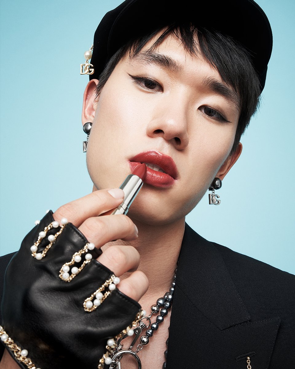 dolcegabbana's tweet photo. The #DGMenFW21 Fashion Show #DGBeauty look.
James is wearing The Only One Lipstick in #DGAmore 640.
#DolceGabbana #DGTogether https://t.co/ZRXpce1tPq
