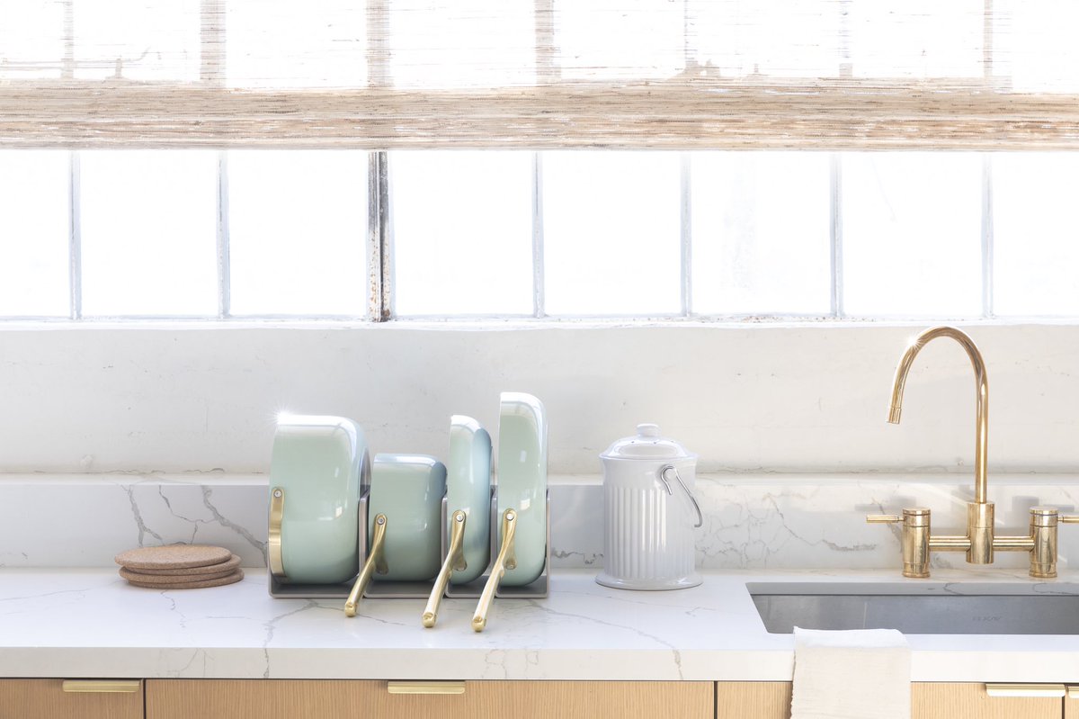 CarawayHome's tweet image. Introducing the Silt Green Cookware Set, designed exclusively for @crateandbarrel ✨ 
The set features luxurious gold hardware (a Caraway first!) and is guaranteed to usher in a new gold standard of high design in your kitchen: bit.ly/SiltGreenforCr…