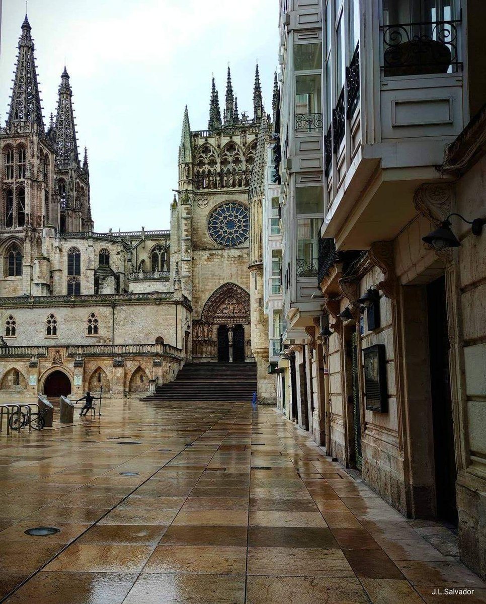Burgosenelmundo's tweet photo. #Burgosenelmundo #Burgos #ParaReyesRegalaSalud  #EstoNoEsUnJuego #NoLoTiresPorLaBorda
Vistas Catedral de #Burgos
por @jluissalvador https://t.co/TbLVw2AeBS