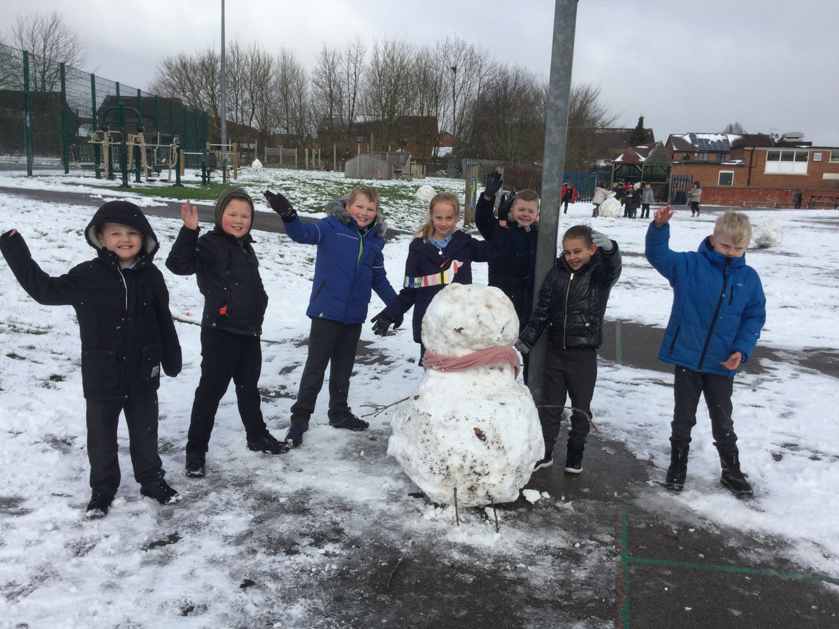 EmmaSnowden9's tweet photo. Year 4 had a great time in the snow at playtime, working together to create a new member of Year 4! ☃️#makingmemories @GreenwoodSch https://t.co/vjzqpLSqxC