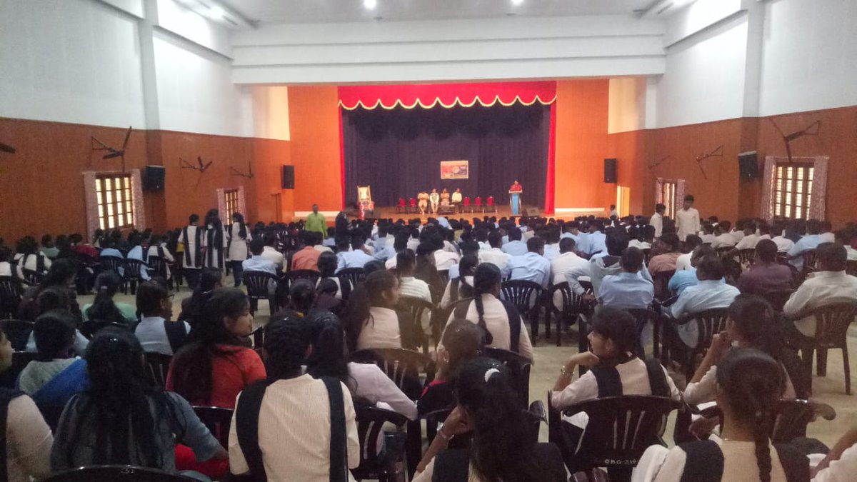 DrDevarajB1's tweet photo. Given awareness to 1500 students of Gurukula vidyalaya bhalki about cyber security, road traffic awareness, women safety, 112 and Good Samaritan law @KarnatakaVarthe @DgpKarnataka @Bidar_Police @BlrCityPolice @Namma100 @112Bidar https://t.co/3mrcsd6a6x