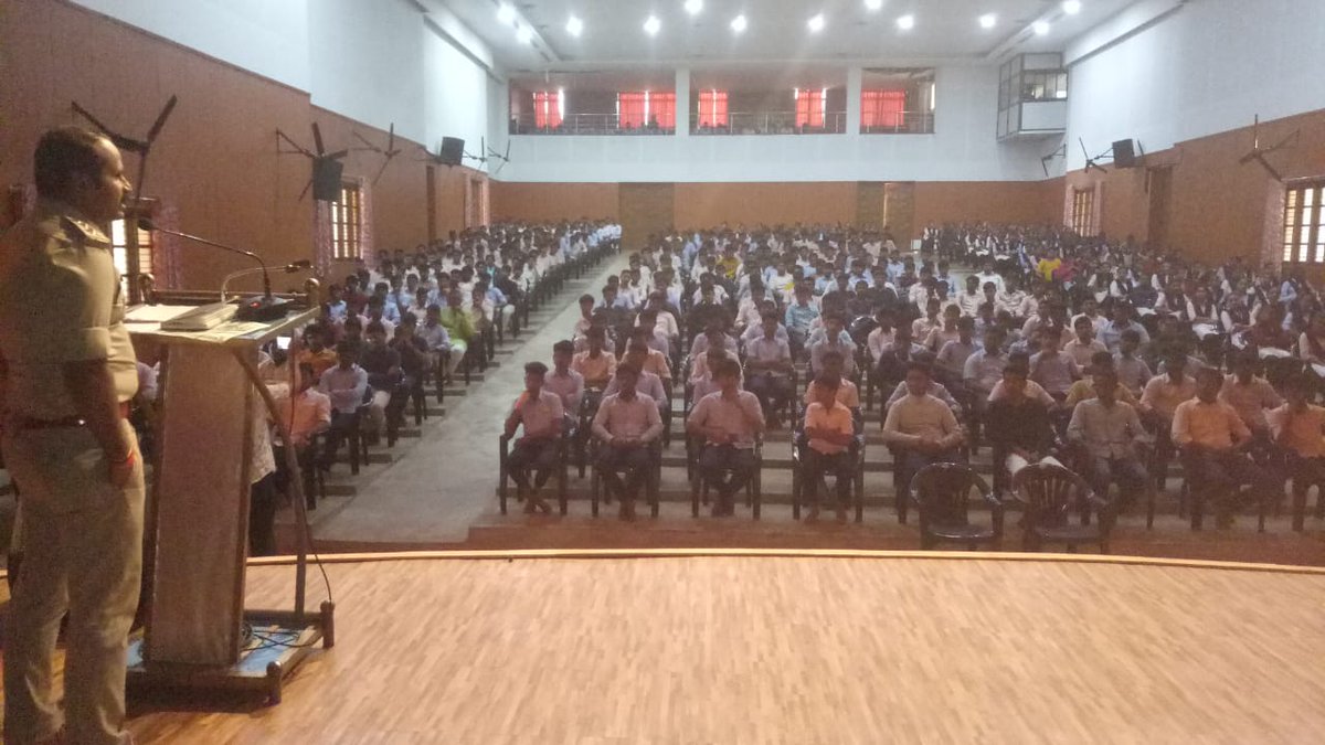 DrDevarajB1's tweet photo. Given awareness to 1500 students of Gurukula vidyalaya bhalki about cyber security, road traffic awareness, women safety, 112 and Good Samaritan law @KarnatakaVarthe @DgpKarnataka @Bidar_Police @BlrCityPolice @Namma100 @112Bidar https://t.co/3mrcsd6a6x