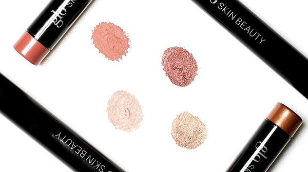 ✨Single-purpose products <<< multi-tasking, next-level makeup that works 
across multiple features. 🙌 Enter Cream Stay Shadow Sticks which can be
 used as an eyeshadow, eyeliner, highlighter or blush 🤯

#ProTip: use Cream Stay Shadow Stick to create smokey eye liner ♥️