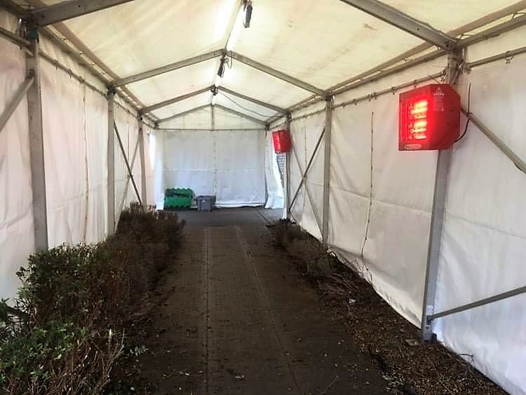 These have now been up for a couple of weeks in St Ives, allowing the public to queue for their COVID vaccine in the dry, with a bit of warmth along the way.
#vaccineshelter #vaccinemarquee #temporarystructure #eventstructures
