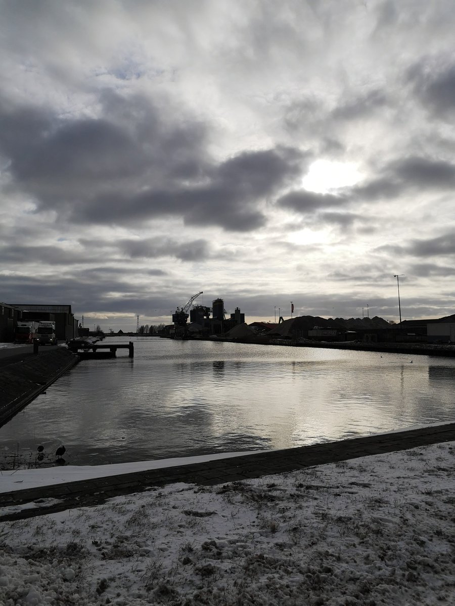 Voor alle 11-steden hysterica's en hysterico's: dit is de Zwettehaven in Leeuwarden, het traditionele beginpunt van de 11-stedentocht op de schaats, vanmiddag om een uur of 3.
Er ligt nog geen millimeter ijs, dus asjeblieft en namens heel Friesland, houd je een beetje gedeisd