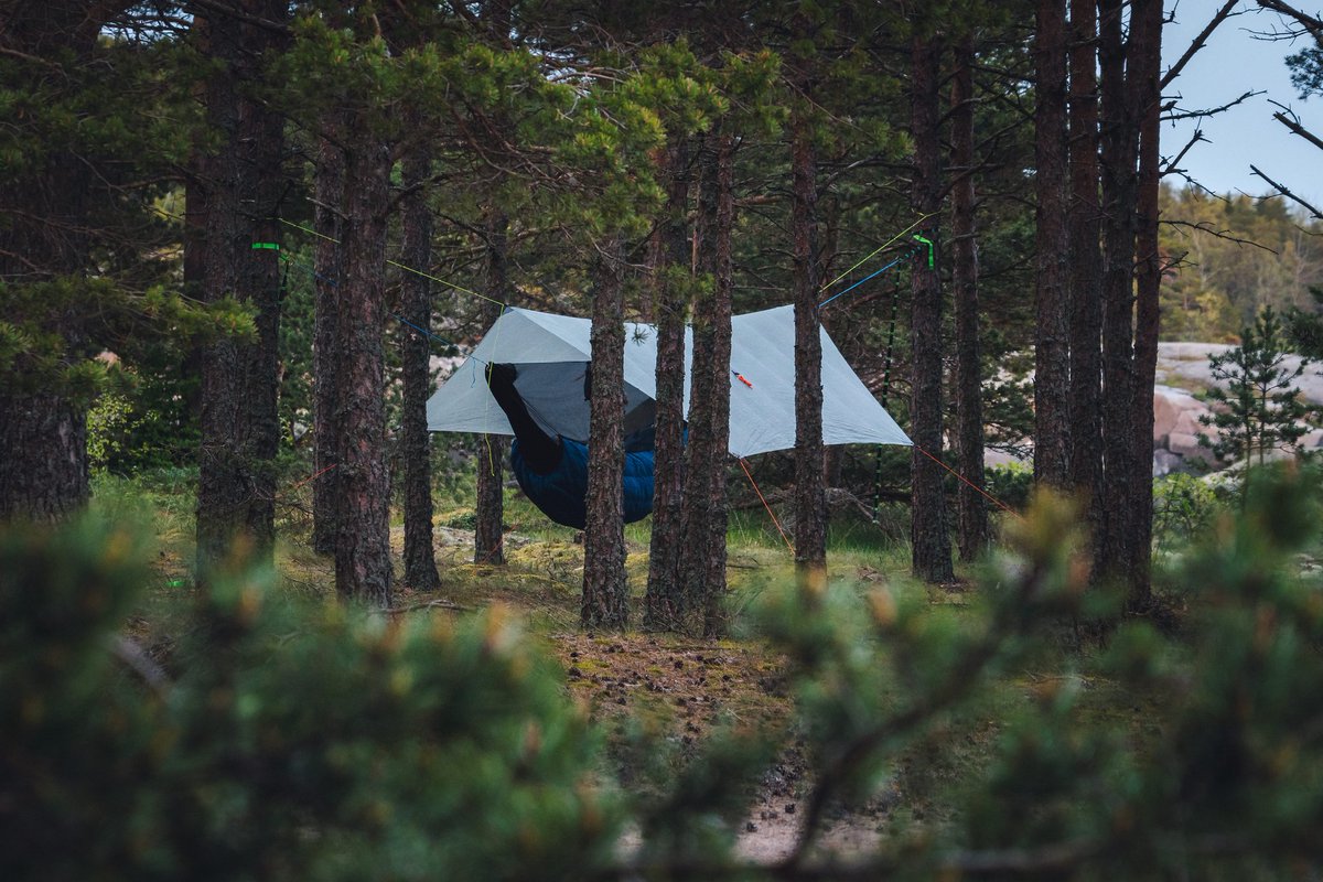 Who else likes to color coordinate their guy lines with specific tarp tie-outs?! 🙋‍♀️🙋‍♂️

Both of our complete kits feature reflective orange guyline on all ground level tie outs to better contrasts with grass. Less trips, and less tears makes everyone a happy camper. 
#hammockgear