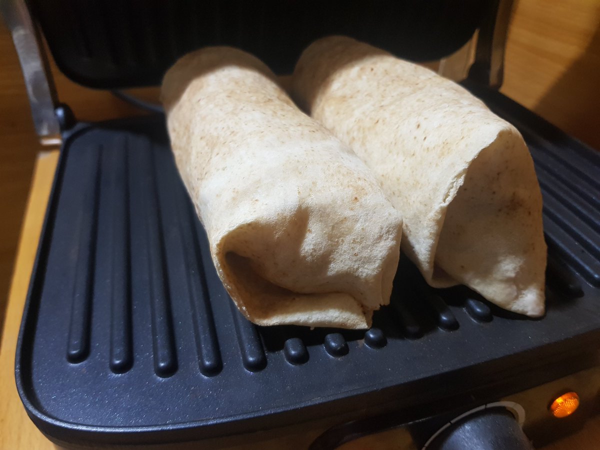 dofoodsng's tweet photo. Product; Chicken Sharwama 

•Very Tasty
•Properly Structured 
•Properly Wrapped 
•Double Sausage

Price; 1000

Paid delivery available within Ibadan.

Please help me RT if this crosses your TL. https://t.co/R838uFhj9d