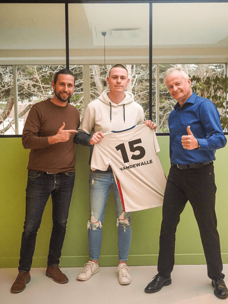 AgenceComDZ's tweet photo. [#Team] L'équipe ComDZ est heureuse de vous annoncer la signature de @Louis Vandewalle, sa nouvelle recrue en contrat longue durée  💫
 
Étudiant à @MediaSchoolNice, le jeune talent de 22 ans créatif et dynamique apportera ses compétences dans la création de contenus. 💪 https://t.co/bDYxFdC764