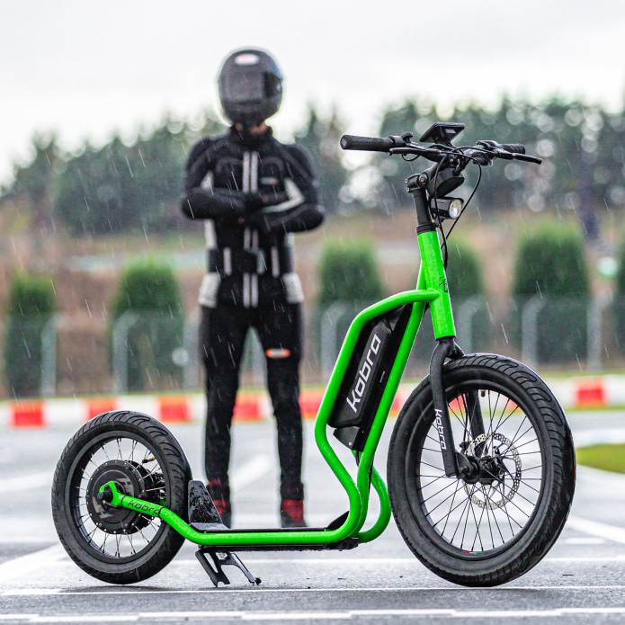 vaielettrico's tweet photo. Kobra Scooter, l’e-scooter italiano che farà impazzire il mondo. Classificato nella categoria dei monopattini elettrici, è stato progettato per garantire la sicurezza di una vera e propria moto. Ora è in fase di lancio sulla piattaforma @Indiegogo 
 🛴🛴🛴 https://t.co/HON2CSb72H https://t.co/nyhlTCVxn7