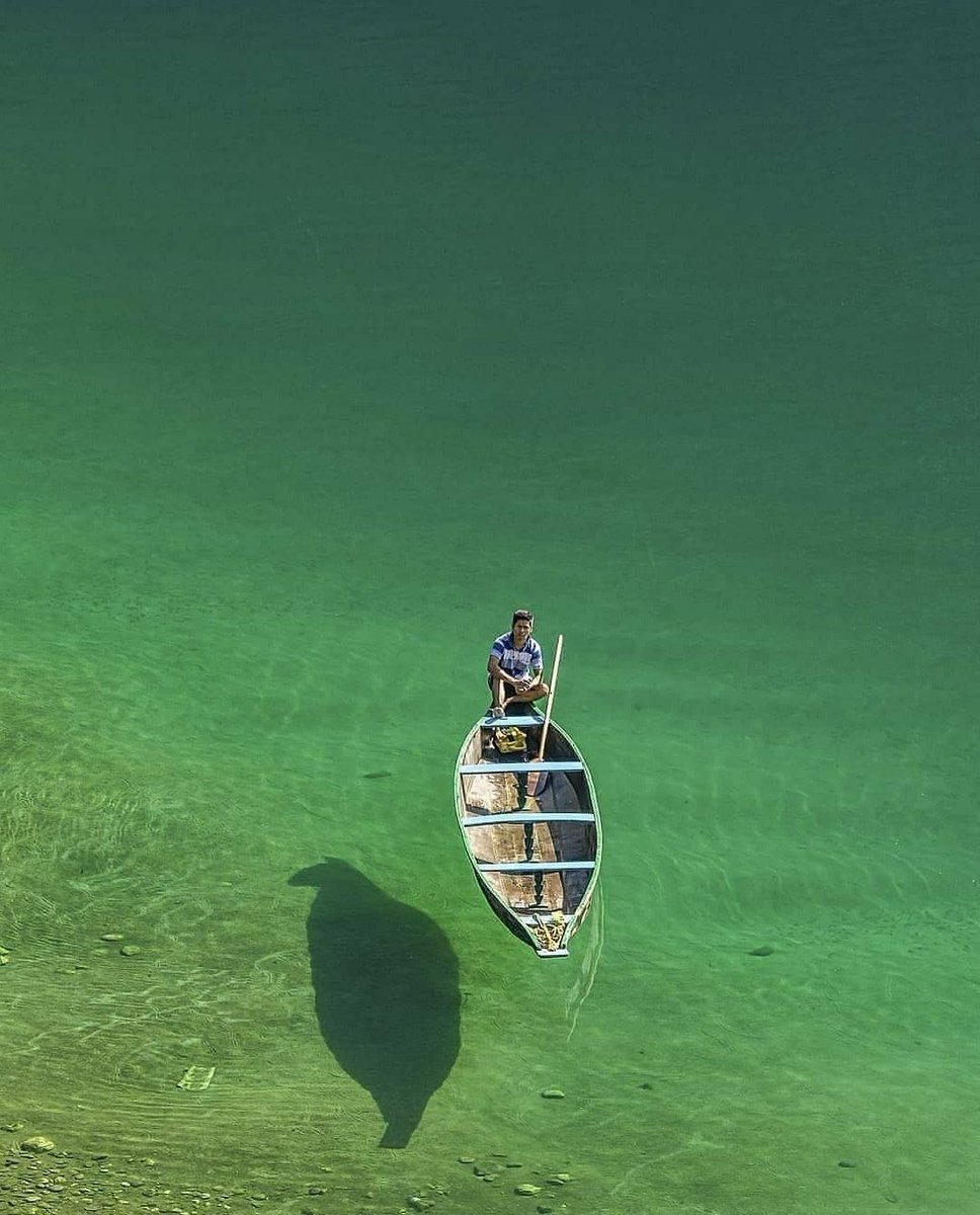 كأن القارب معلق في الهواء من صفاء الماء .

نهر أومنجوت ، ميغالايا ، الهند.