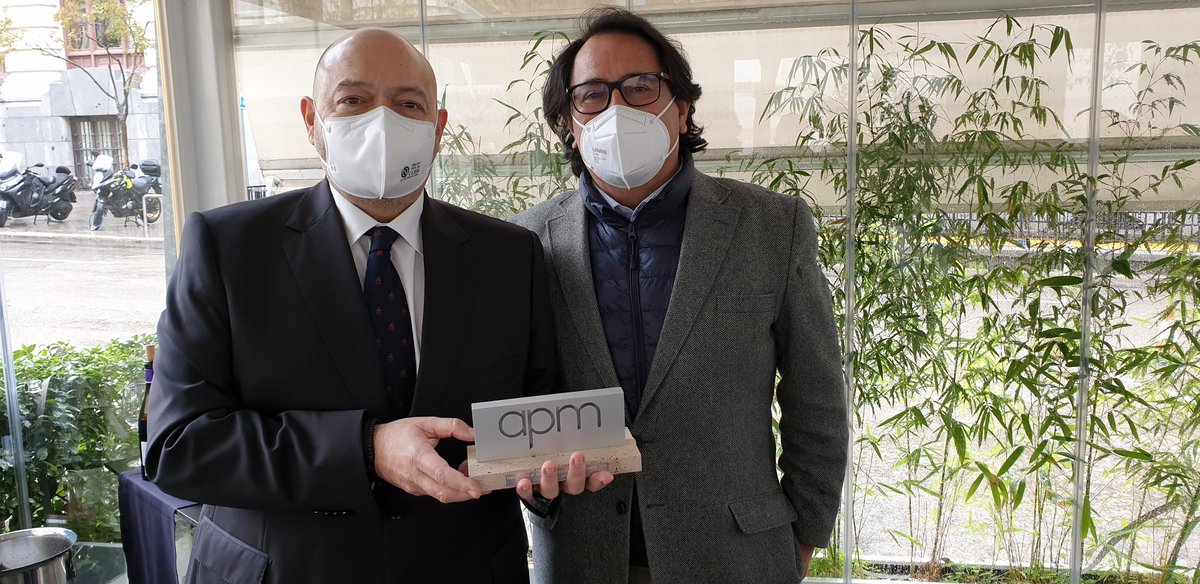 Jordix09's tweet photo. Un honor compartir fotografía con el presidente y editor de @Madridiario, @c_mediavilla, galardonado como Periodista Especializado en Madrid 2019 por la @aprensamadrid que hace un reconocimento a @Mediavilla por su trayectoria ligada desde hace décadas a la información de Madrid. https://t.co/NbRw1catwy