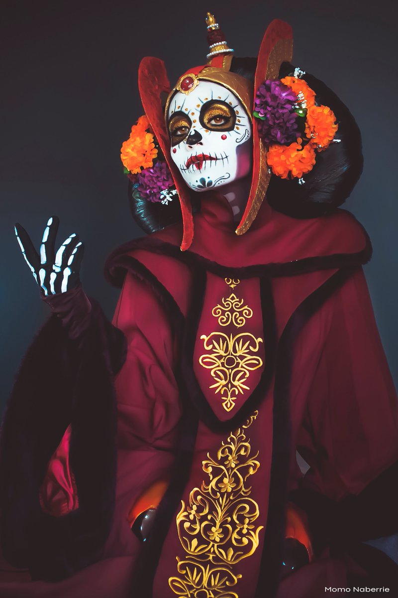 CosplayRealmMag's tweet photo. "LAS CATRINAS AMIDALAS"

"I wanted to unite 2 of my favorite themes: my culture &amp; Star Wars. I made a fusion between Queen Amidala and La Catrina (a famous character in the Mexican celebration of Dia de Muertos)."

Cosplayer, MUA, Props by: @momomxoficial (IG)
📸: @olguincsr https://t.co/oepDmYlAU1