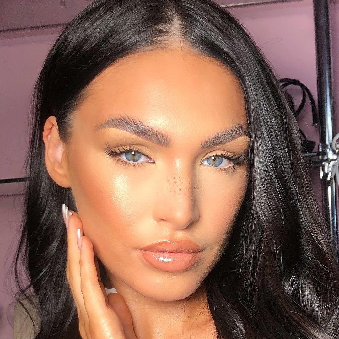 Radiant skin🤩 💫 We're obsessed with this glowing glam by @chloewinter_mua using our Radiant Magic Palette🙌 This palette features: ✨ 2 sun-kissed bronzers ✨ 2 silky-soft blush shades ✨ 2 ultra-reflective highlighters #SOSUbySJ #RadiantMagicPalette #GlowySkin #SkinGoals